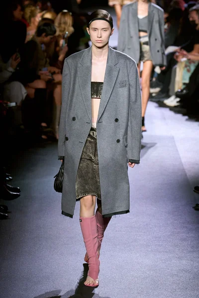 Look 16